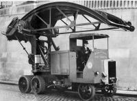 Device for cleaning the ceiling of tunnels based on a Pagefield truck chassis